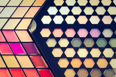 Göz farı ve dudak parlatıcısı kozmetik