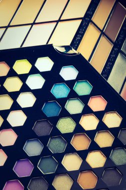 Göz farı ve dudak parlatıcısı kozmetik