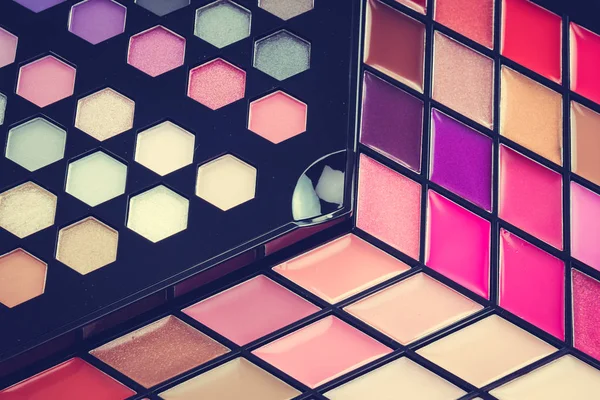 Göz farı ve dudak parlatıcısı kozmetik