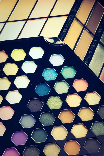 Göz farı ve dudak parlatıcısı kozmetik