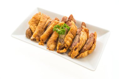 Beyaz arka plan üzerinde izole kızarmış gevrek domuz eti