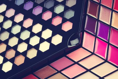 Güzel göz farı ve dudak parlatıcısı kozmetik