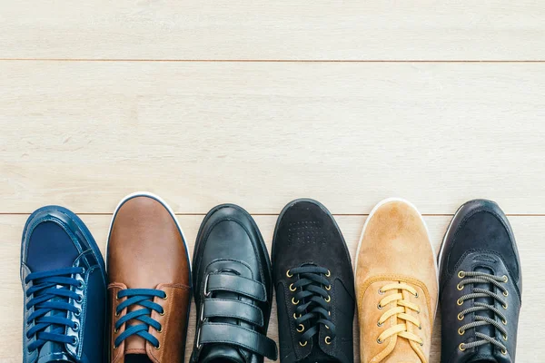 Sapatos de couro em fundo de madeira — Fotografia de Stock