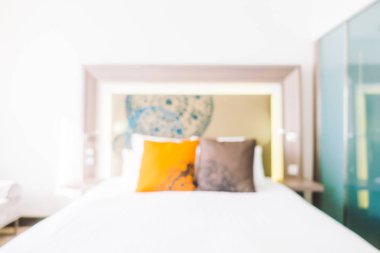 Yatakta güzel yastık