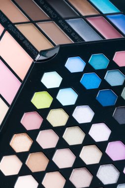 Güzel göz farı ve dudak parlatıcısı kozmetik