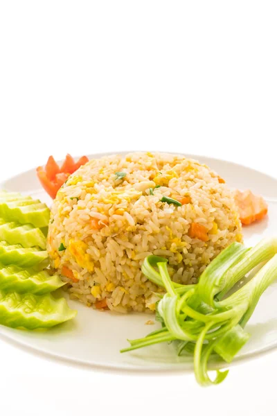 Τηγανητό ρύζι με κρέας καβουριών στο άσπρο πιάτο — Φωτογραφία Αρχείου