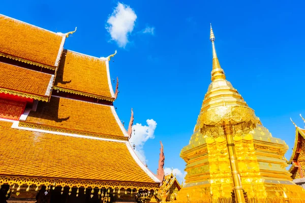Pagoda de Oro hermosa arquitectura en Wat Phrathat Doi Suthep —  Fotos de Stock