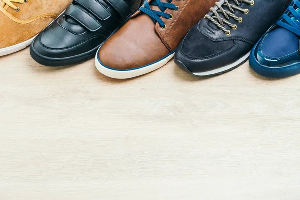 Кожаная обувь на деревянном фоне — стоковое фото