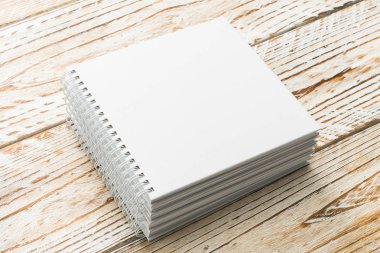 Ahşap arka plan üzerinde kitap kadar sahte