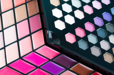 Güzel göz farı ve dudak parlatıcısı kozmetik