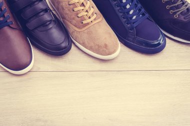 Ahşap arka plan üzerinde deri ayakkabı