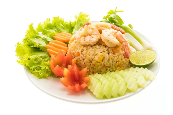 Stekt ris med räkor och räkor på toppen i vit platta — Stockfoto