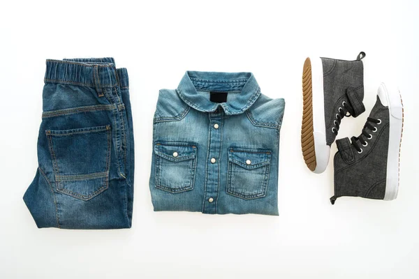 Shirt en jean broek met schoenen — Stockfoto