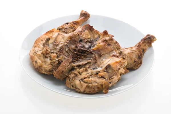 Carne de frango grelhada em prato branco — Fotografia de Stock