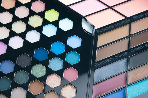 Güzel göz farı ve dudak parlatıcısı kozmetik