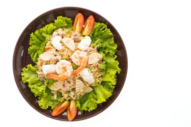 Deniz ürünleri baharatlı noodle salata 