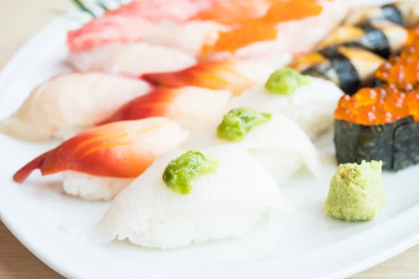 Sushi in piatto bianco — Foto Stock