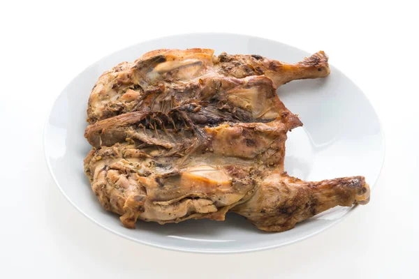 Carne di pollo alla griglia in piatto bianco — Foto Stock