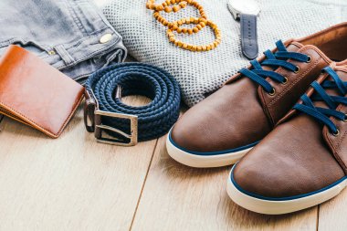 Güzel erkek moda ahşap arka plan üzerinde