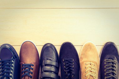 Ahşap arka plan üzerinde deri ayakkabı