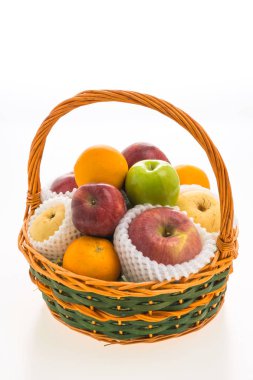 hasır sepet meyve ile