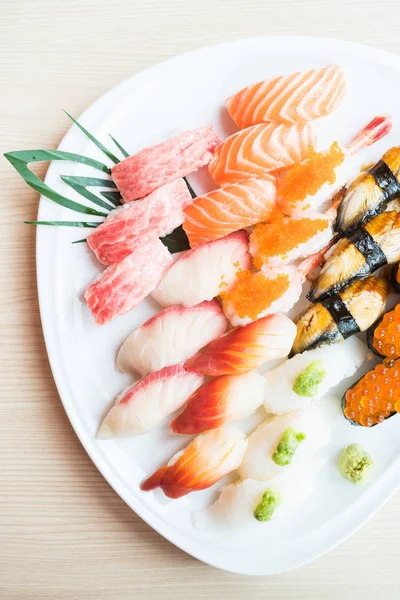 Sushi en plato blanco —  Fotos de Stock