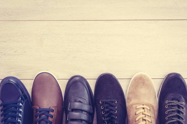 Ahşap arka plan üzerinde deri ayakkabı