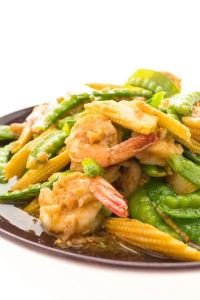 Légume frit aux crevettes dans une assiette — Photo