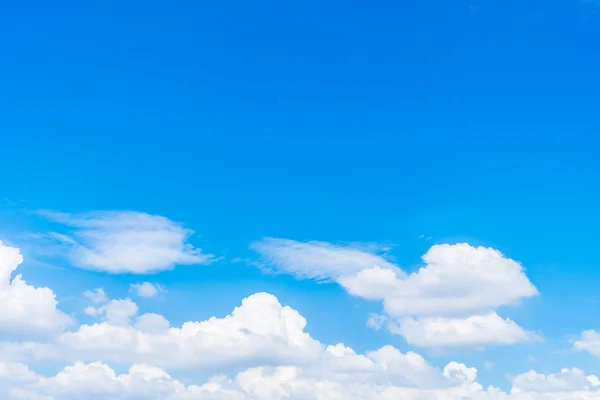 เมฆสีขาวที่สวยงามบนท้องฟ้าสีฟ้า — ภาพถ่ายสต็อก