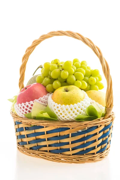 Cesta de vime com frutas — Fotografia de Stock