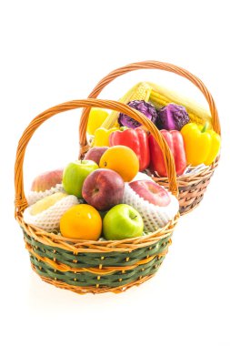 hasır sepet meyve ile