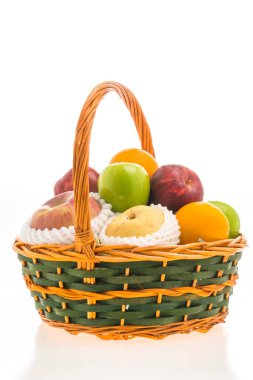 hasır sepet meyve ile