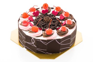 Üzerinde kiraz olan çikolatalı pasta.