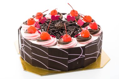 Üzerinde kiraz olan çikolatalı pasta.