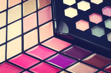 Göz farı ve dudak parlatıcısı kozmetik