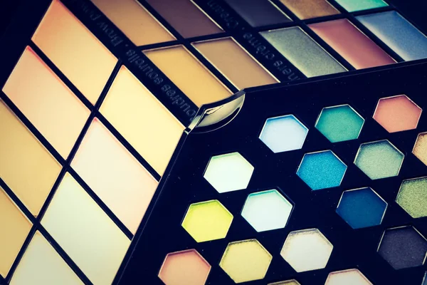 Göz farı ve dudak parlatıcısı kozmetik