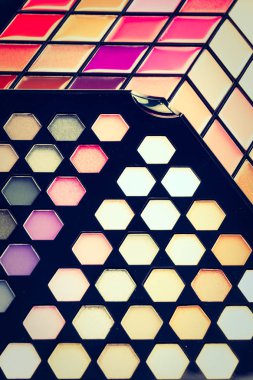 Göz farı ve dudak parlatıcısı kozmetik