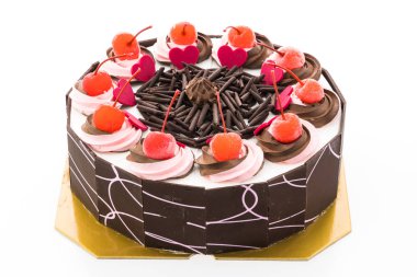 Üzerinde kiraz olan çikolatalı pasta.