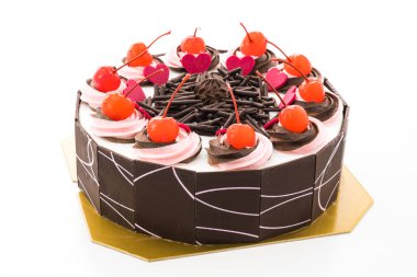 Üzerinde kiraz olan çikolatalı pasta.