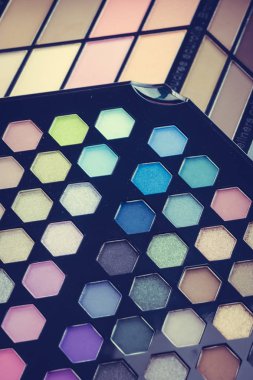 Göz farı ve dudak parlatıcısı kozmetik