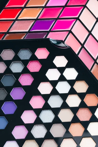 Göz farı ve dudak parlatıcısı kozmetik