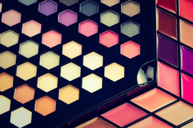 Göz farı ve dudak parlatıcısı kozmetik