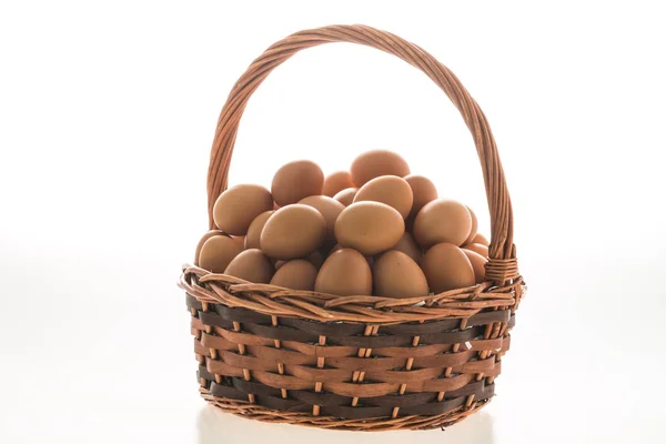 Świeże jajka w koszyku — Zdjęcie stockowe
