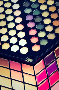 Göz farı ve dudak parlatıcısı kozmetik