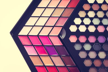 Göz farı ve dudak parlatıcısı kozmetik