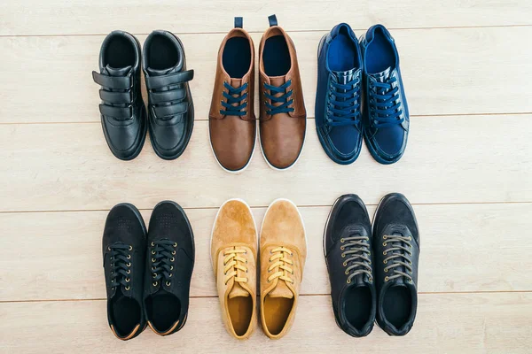 Sapatos de couro em fundo de madeira — Fotografia de Stock