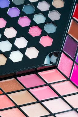 Göz farı ve dudak parlatıcısı kozmetik