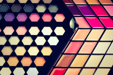 Göz farı ve dudak parlatıcısı kozmetik