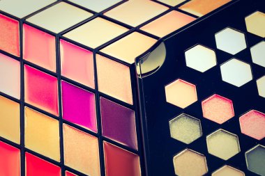 Göz farı ve dudak parlatıcısı kozmetik