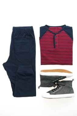 T-shirt pantolon ve ayakkabı ile